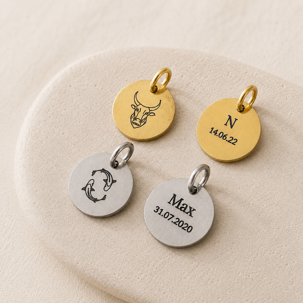 Personalisierbare Sternzeichen-Anhänger in Gold und Silber mit gravierten Zodiac-Motiven sowie individueller Rückseitengravur mit Name, Initiale und Geburtsdatum – persönliche Geschenkidee.