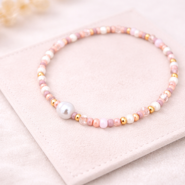 Perlenarmband in zarten Rosé-, Creme- und Weißtönen mit Süßwasserperle und goldenen Akzenten auf beigem Untergrund – DIY Schmuckset zum selbst gestalten