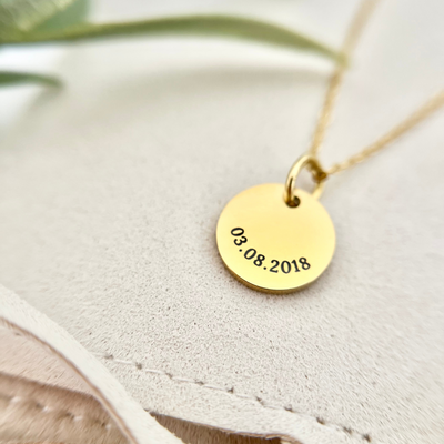 Goldener Kettenanhänger mit Gravur eines besonderen Datums – personalisierte Kette zur Hochzeit oder zum Jahrestag aus vergoldetem Edelstahl