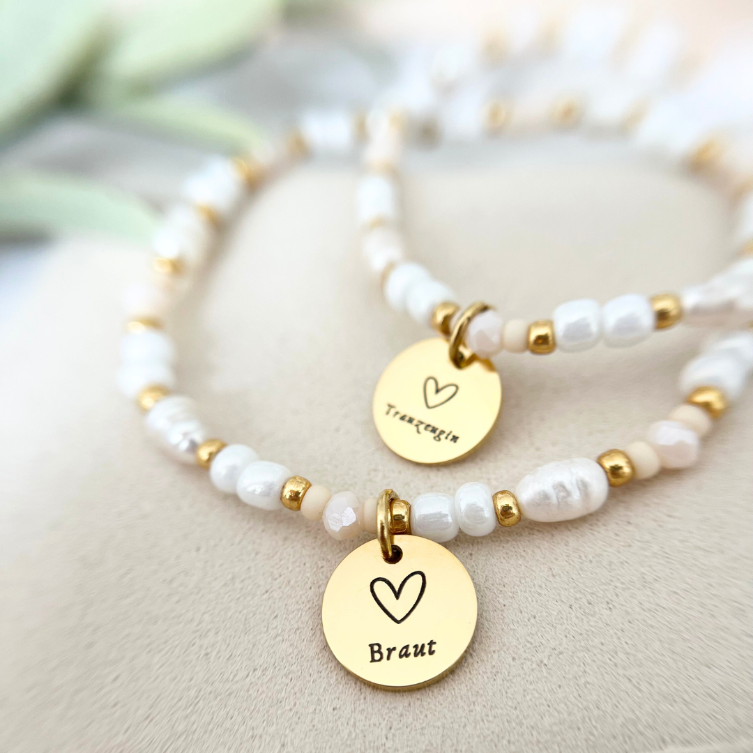 Trauzeugin Armband Set mit Gravur – handgemachte Armbänder aus Süßwasserperlen mit vergoldetem Anhänger „Braut“ und „Trauzeugin“, Geschenkidee zur Hochzeit
