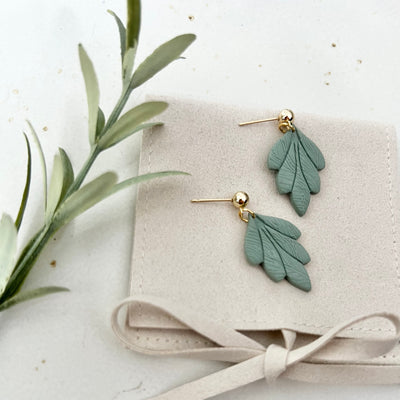 Elegantes Paar Ohrringe TAORMINA in sanften Farben auf einer Tasche, ideal für Hochzeiten oder den Alltag