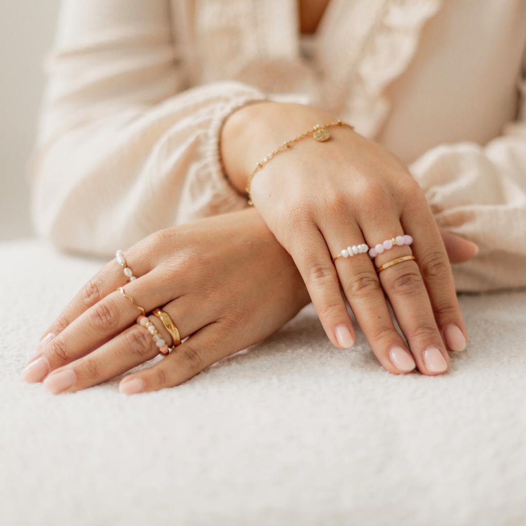 Der Ring CARBO wird mit anderem Schmuck von einem Model getragen, zwei Hände sichtbar