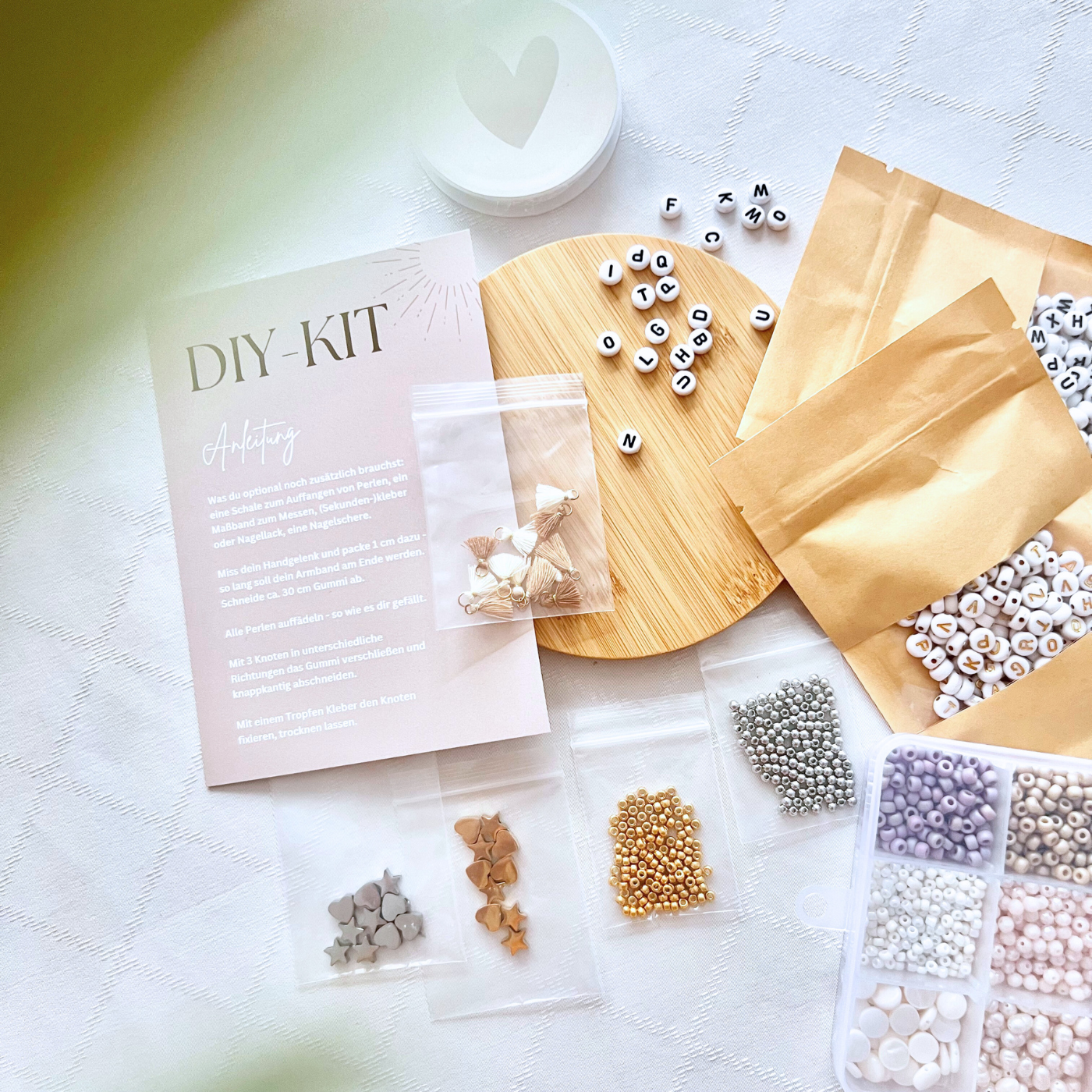 Premium JGA DIY Armband Bastelset mit Perlen, Buchstabenperlen, Quasten und Anleitung – hochwertiges Bastelset für kreative Junggesellinnenabschiede und Freundinnen-Tage.