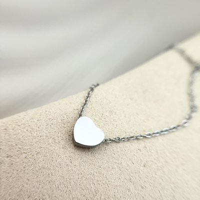 Silberne Kette mit silbernem Herzanhänger liegend – minimalistisches Design für edle und personalisierte Schmuckstücke