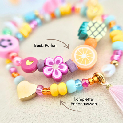 Detailaufnahme zweier selbstgemachter Kinderarmbänder aus bunten Perlen – Vergleich von Basis Perlen und kompletter Perlenauswahl im Kinder Schmuck Workshop zum Armband selber machen