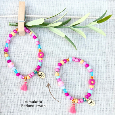 Zwei farbenfrohe Armbänder aus kompletter Perlenauswahl – DIY Mini-Me Schmuckset für Kind und Begleitung, gefertigt im kreativen Kinder Perlen Workshop in Wuppertal.