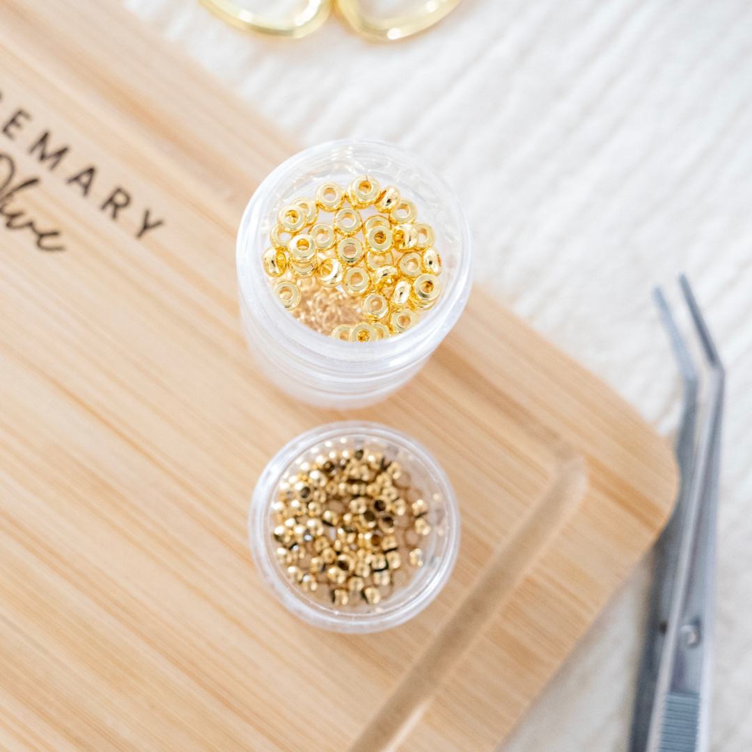 Goldene Perlen in einem Kästchen – Ideal für die Gestaltung von Armbändern im Schmuck Workshop