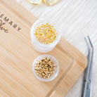 Goldene Perlen in einem Kästchen – Ideal für die Gestaltung von Armbändern im Schmuck Workshop