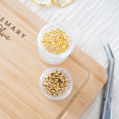 Goldene Perlen in einem Kästchen – Ideal für die Gestaltung von Armbändern im Schmuck Workshop