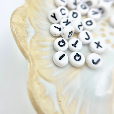 Weitere Ansicht von Buchstabenperlen mit jeweils einem Buchstaben, DIY Armbänder und Ketten Set