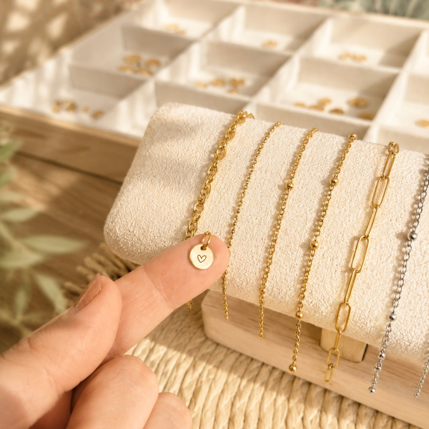 Auswahl verschiedener Ketten und kleiner Charm Anhänger für Permanent Schmuck und individuelle Armbänder im Studio in Wuppertal.
