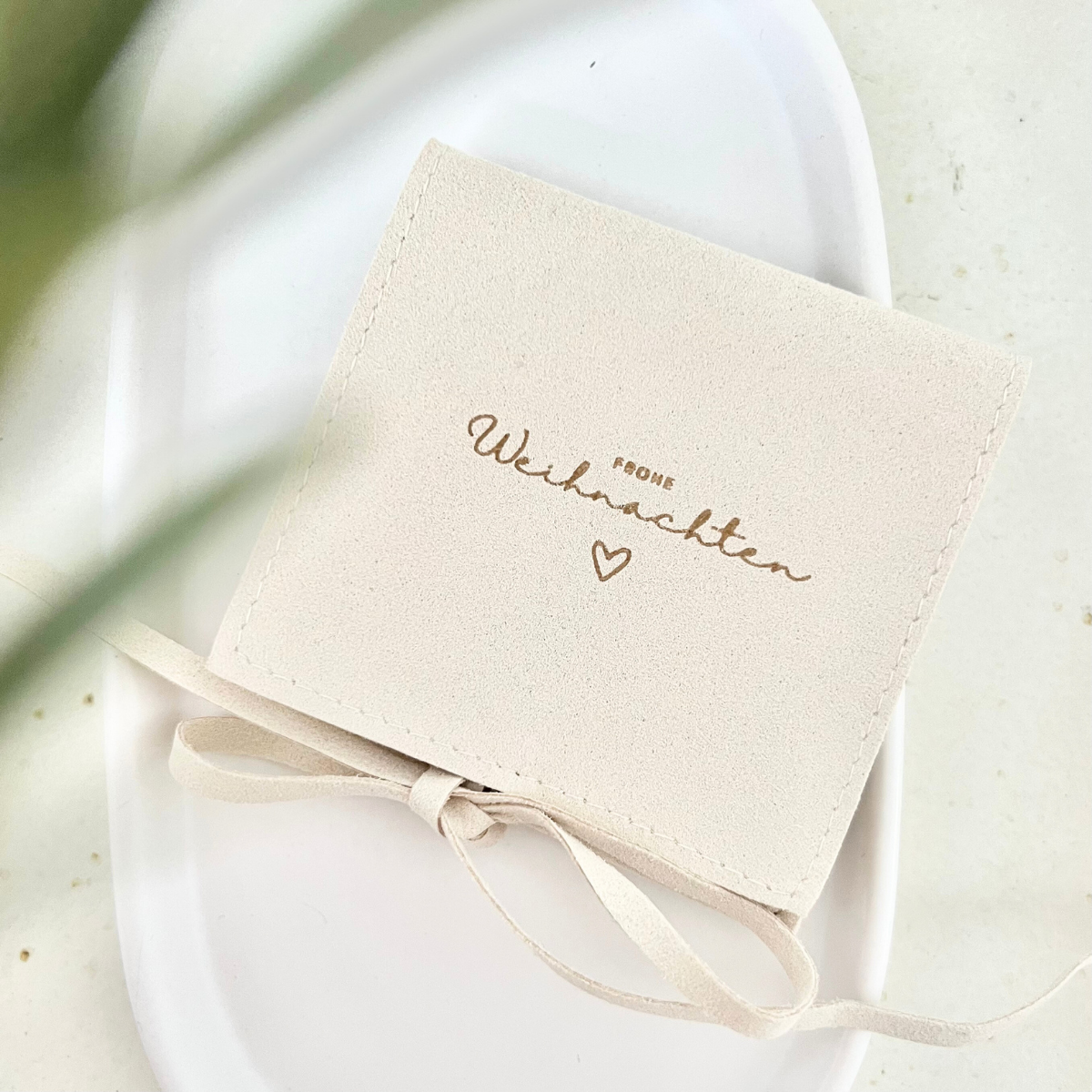 Eleganter Mikrofaser-Schmuckbeutel mit Schleife und „Frohe Weihnachten“-Schriftzug – stilvolle Verpackung für Armbänder, Ketten oder kleine Geschenke