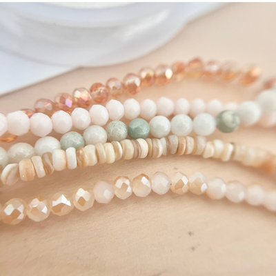 Perlenmix des DIY Schmucksets MELLOW mit Naturstein-, Muschel- und facettierten Glasperlen in Jadegrün, Aprikot und Nude