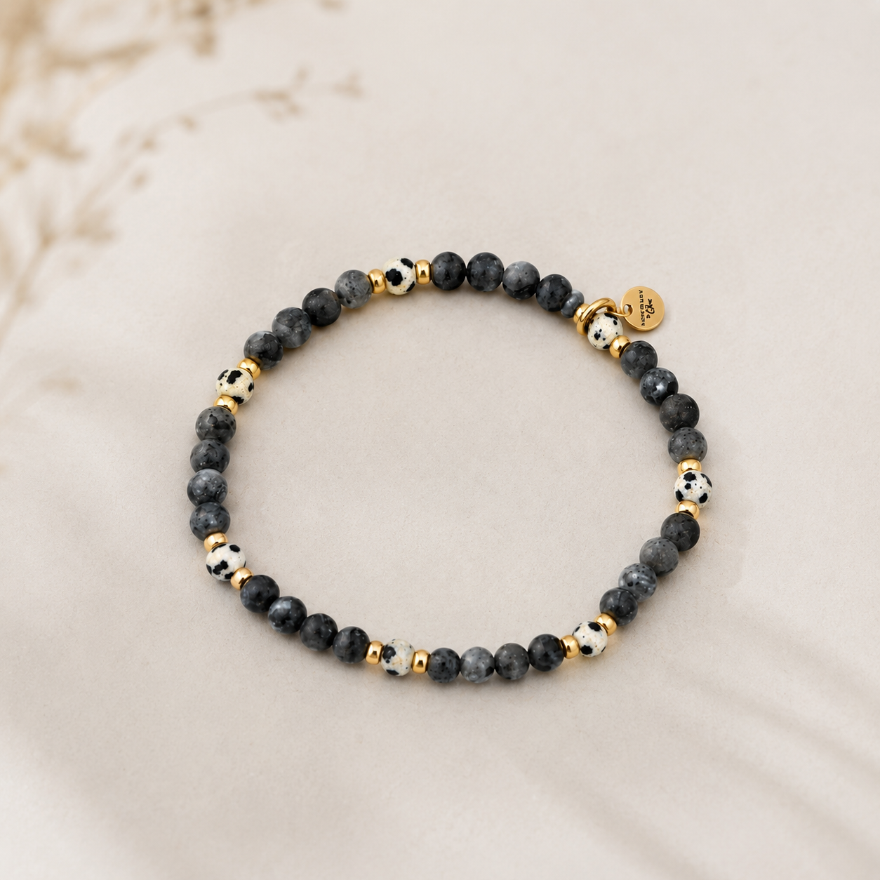 Perlenarmband mit dunklem Labradorit und hellem Dalmatiner Jaspis mit goldfarbenen Details – elegantes Naturstein Armband für Damen