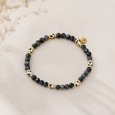 Perlenarmband mit dunklem Labradorit und hellem Dalmatiner Jaspis mit goldfarbenen Details – elegantes Naturstein Armband für Damen