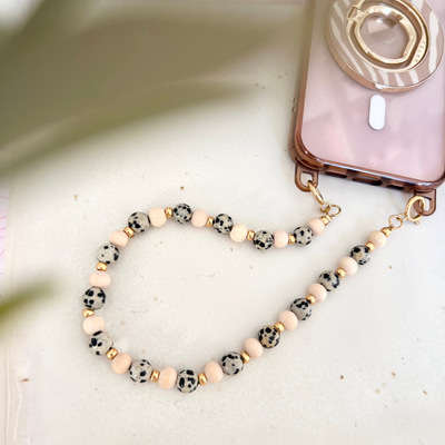 Handykette LEO mit personalisiertem Gravur Anhänger aus Edelstahl und Holzperlen als funktionales und individuelles Smartphone Accessoire