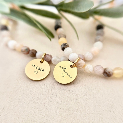 Perlenarmband Mama mit Gravur Anhänger in Gold aus Edelstahl, handgemachtes Schmuckstück für Frauen mit kleinen Natursteinperlen in Beige und Rosé, Geschenkidee Muttertag