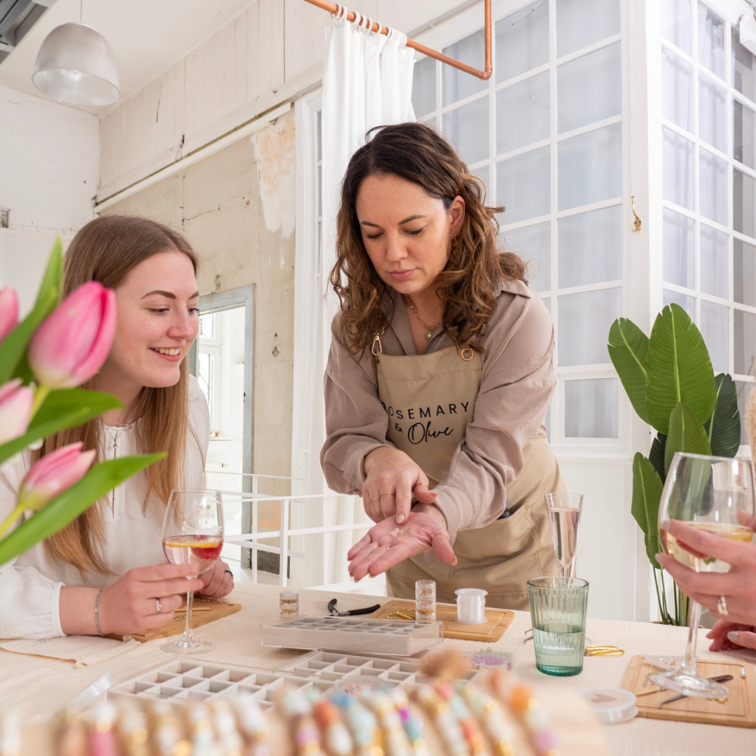 Geschäftsführerin Dajana Schneider und Teilnehmerin beim Schmuck Workshop – Kreative Bastelstunde