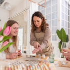 Geschäftsführerin Dajana Schneider und Teilnehmerin beim Schmuck Workshop – Kreative Bastelstunde