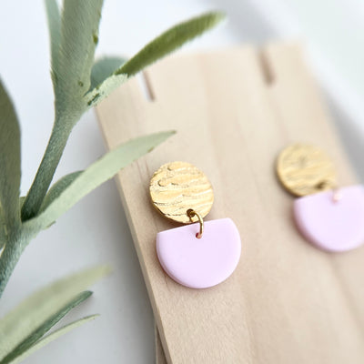 Elegante Ohrringe ALMERIA aus goldenem Edelstahl mit sanften Rosatönen aus Polymer Clay, die subtile Eleganz und Stil ausstrahlen