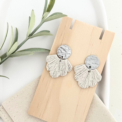 Ohrringe PALERMO im Boho-Stil mit silberfarbenem Steckverschluss und fächerförmigem Polymer Clay-Anhänger, abgebildet auf Holz.