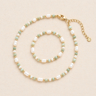 Perlenkette und passendes Armband mit Natursteinperlen in Grün und Süßwasserperlen, kombiniert mit goldenen Elementen, Schmuckset auf hellem Hintergrund