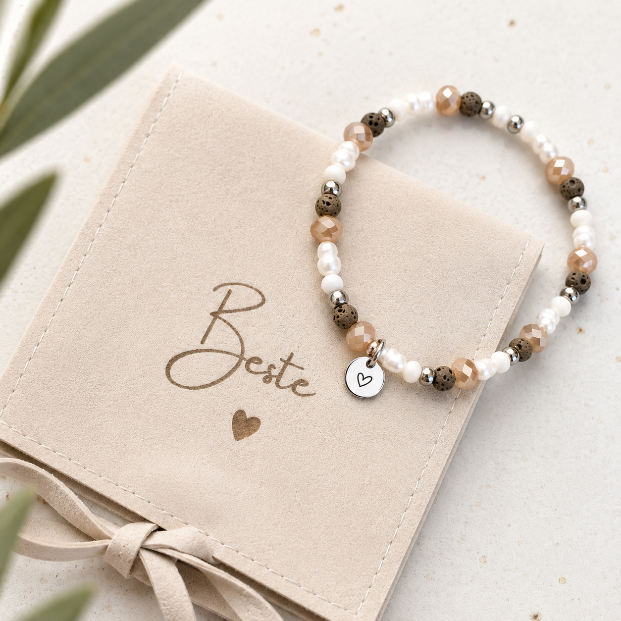 Naturstein Armband für Damen in Beige, Braun und Silber mit echten Süßwasserperlen und Herz Anhänger auf Schmuckbeutel „Beste“ – Geschenk für Freundin
