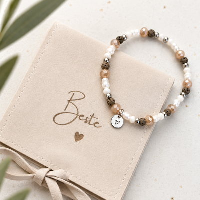 Naturstein Armband für Damen in Beige, Braun und Silber mit echten Süßwasserperlen und Herz Anhänger auf Schmuckbeutel „Beste“ – Geschenk für Freundin
