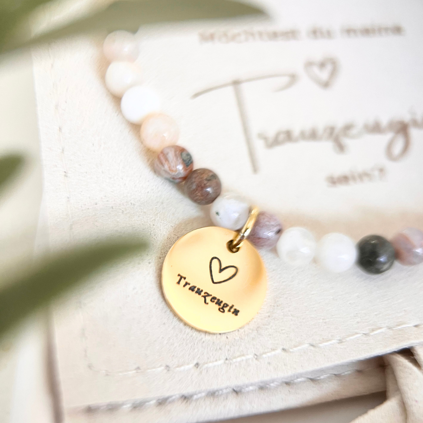 Trauzeugin Armband aus Natursteinperlen mit Gravur Anhänger, präsentiert auf Schmuckbeutel zum Trauzeugin fragen.