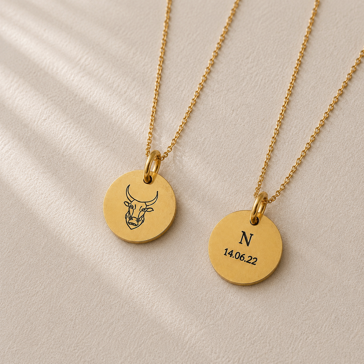 Goldene Sternzeichen-Kette mit graviertem Stier-Motiv und personalisierbarer Rückseite mit Initiale und Geburtsdatum – individuelles Geschenk.