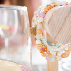 Perlenarmbänder und ein Glas im Anschnitt – kreative Auszeit bei einem exklusiven Schmuck Workshop