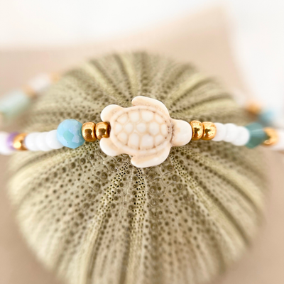 Perlenarmband AMANDA mit Schildkröten-Anhänger auf strukturiertem Seeigel dekoriert – sommerliches Armband mit maritimer Inspiration für Frauen
