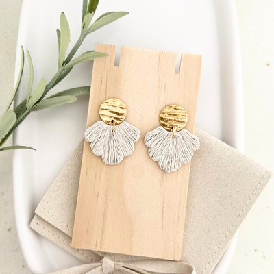 Handgemachte Ohrringe PALERMO mit fächerförmigem Polymer Clay-Anhänger und goldfarbenem Edelstahl-Steckverschluss auf Holz arrangiert.