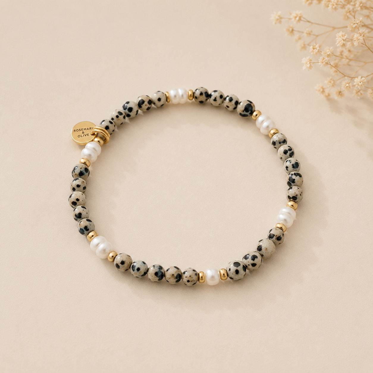 Handgefertigtes Perlenarmband mit Dalmatiner Jaspis Natursteinperlen und echten Süßwasserperlen – elegantes Damen Armband mit goldenen Akzenten