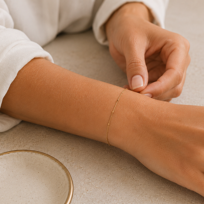 Feines goldfarbenes Permanent Armband wird am Handgelenk angepasst. Individuelle Anfertigung von Permanent Schmuck in Wuppertal.