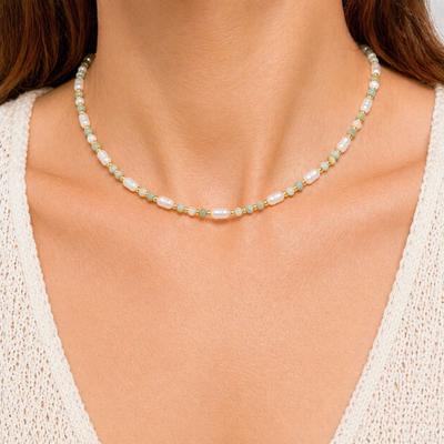 Zarte Perlenkette mit grünen Natursteinperlen und Süßwasserperlen, getragen am Hals einer Frau, filigraner Schmuck für Alltag und Sommer