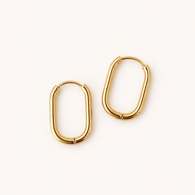 Edelstahl Creolen in Gold im Huggie Hoops Stil, zwei ovale minimalistische Ohrringe nebeneinander als Mix & Match Schmuck