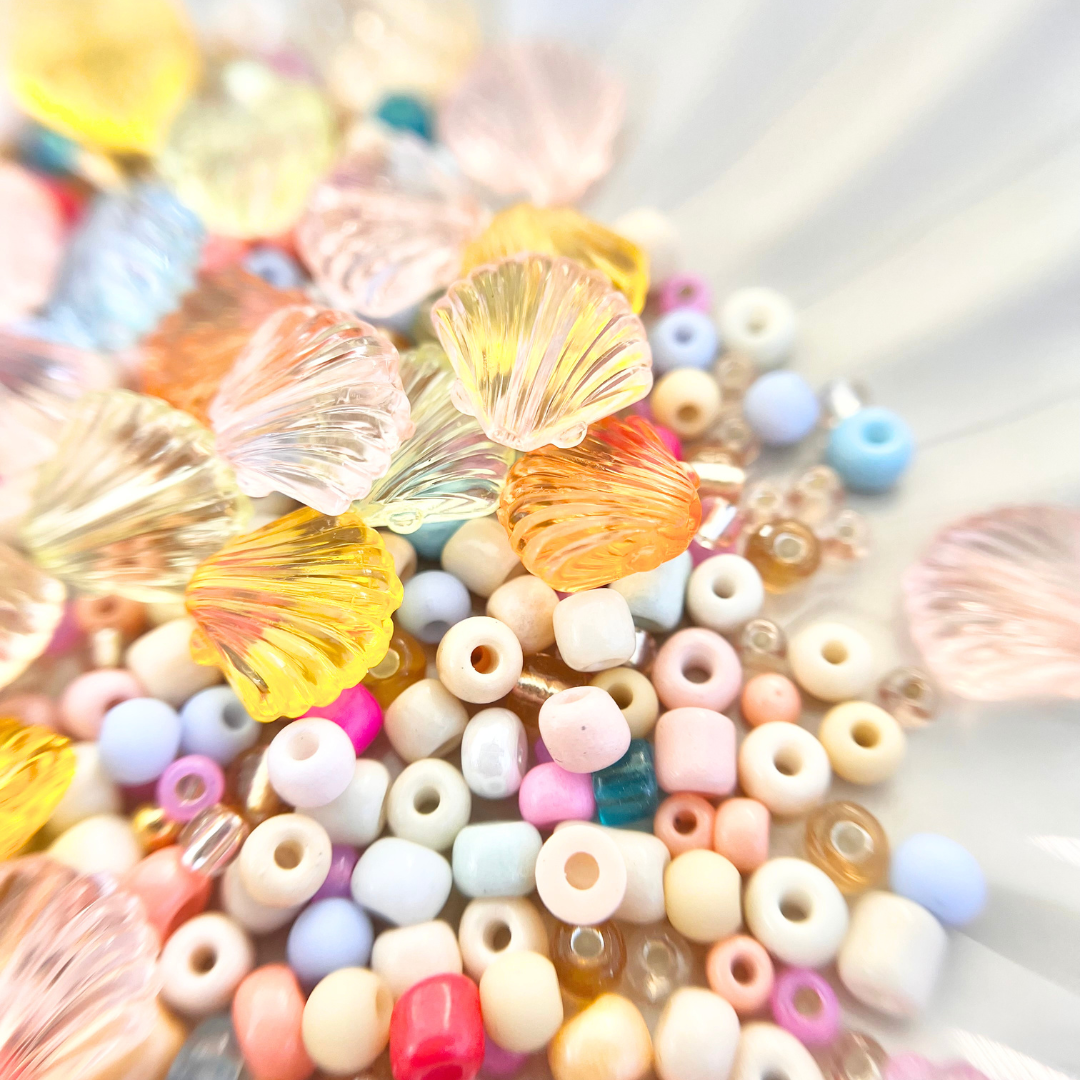 Kinder DIY Bastelset mit bunten Perlenmix aus Muschelperlen und kleinen Perlen in verschiedenen Farben und Formen