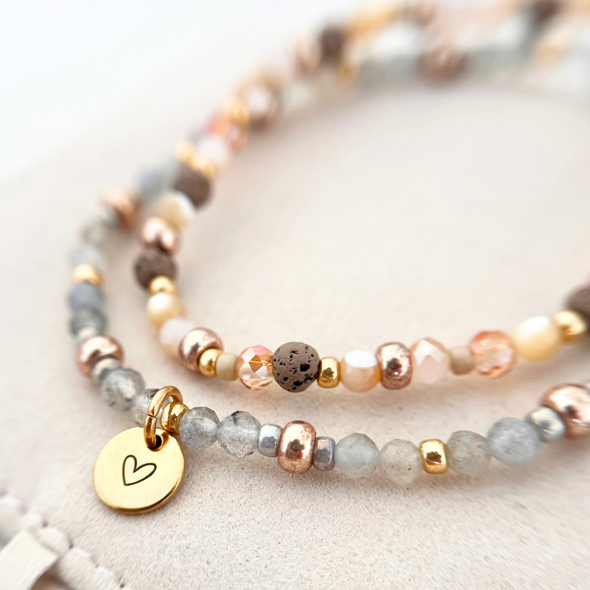DIY Perlenarmband mit Naturstein- und Lavaperlen sowie goldenem Gravuranhänger mit Herz