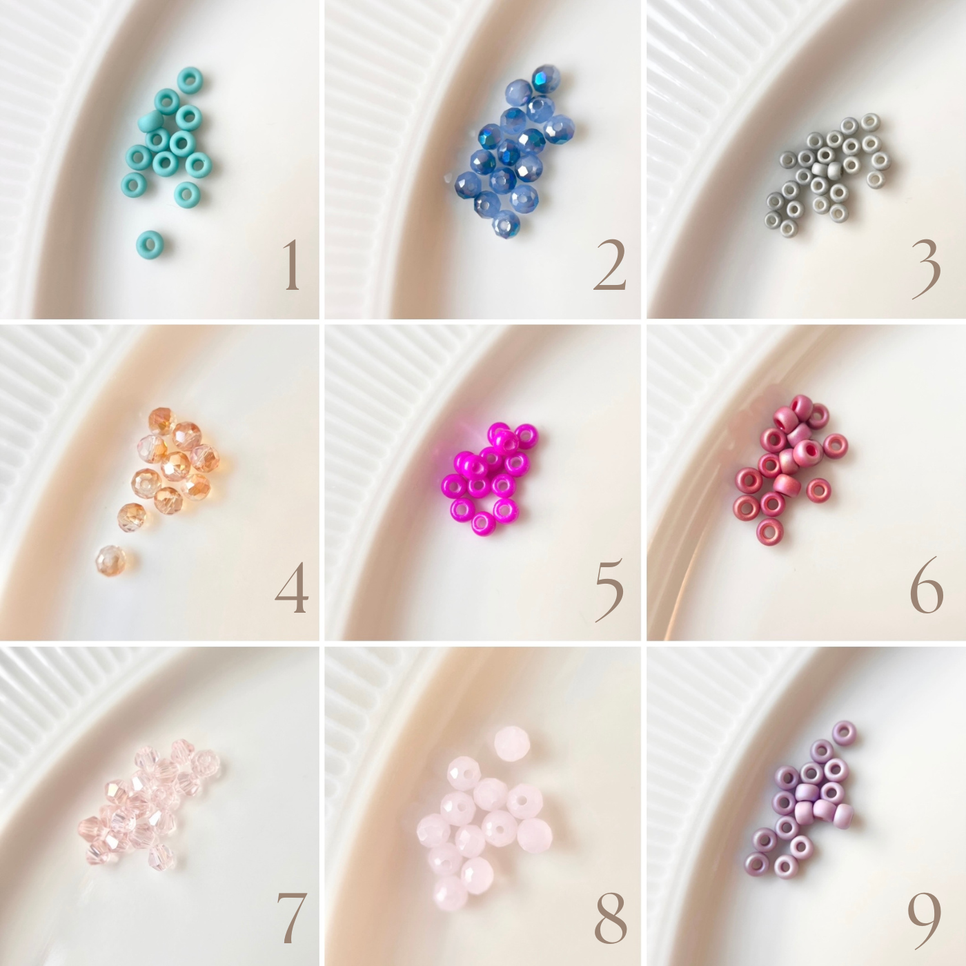 Rasteransicht mit neun Detailaufnahmen unterschiedlicher kleiner Perlen in einzelnen Farbvarianten. Zu sehen sind runde Perlen in Türkis, Blau, Grau, Apricot, Pink, Altrosa, Transparent, zartem Rosé und Flieder, jeweils einzeln auf einem hellen Teller arrangiert und nummeriert zur Farbübersicht für DIY Armbänder.