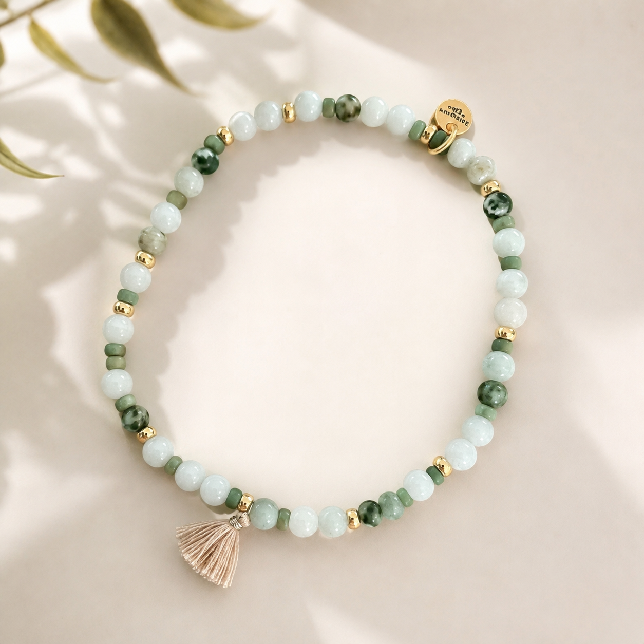 Grünes Perlenarmband mit Natursteinperlen, Miyuki Perlen und Boho Quaste in Salbei, Sage und Khaki mit goldenen Akzenten