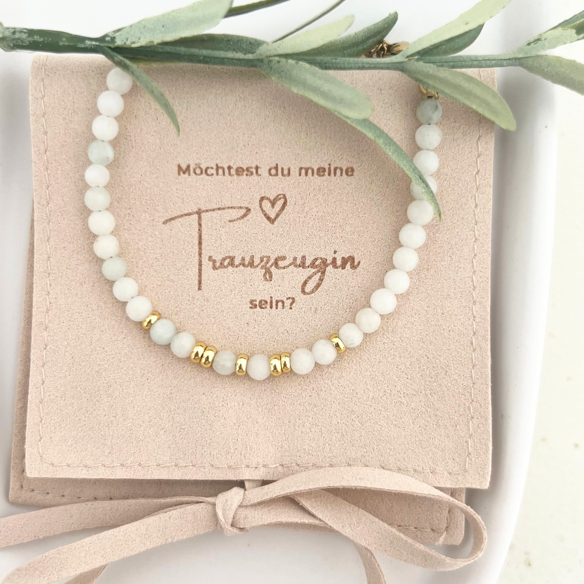 Perlenarmband für Frauen aus 4mm hellen Naturstein Perlen. Geschenk um die Trauzeugin zu fragen mit 18k vergoldeten Zwischenperlen. Das Band lässt sich in der Größe verstellen und mit Verschluss Karabiner schließen. In hochwertigem Schmuckbeutel.