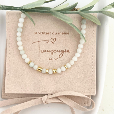 Perlenarmband für Frauen aus 4mm hellen Naturstein Perlen. Geschenk um die Trauzeugin zu fragen mit 18k vergoldeten Zwischenperlen. Das Band lässt sich in der Größe verstellen und mit Verschluss Karabiner schließen. In hochwertigem Schmuckbeutel.