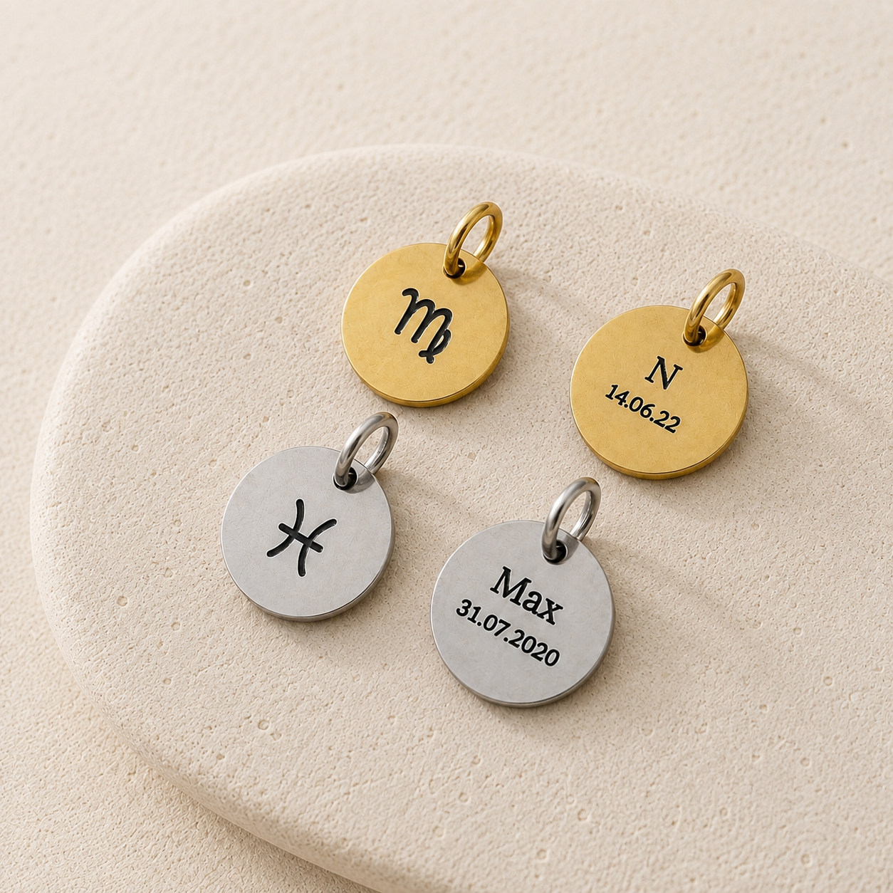 Personalisierbare Sternzeichen-Anhänger MONOLINE aus Edelstahl in Gold und Silber mit Sternzeichen-Gravur sowie Rückseitengravur mit Name, Buchstabe oder Datum.