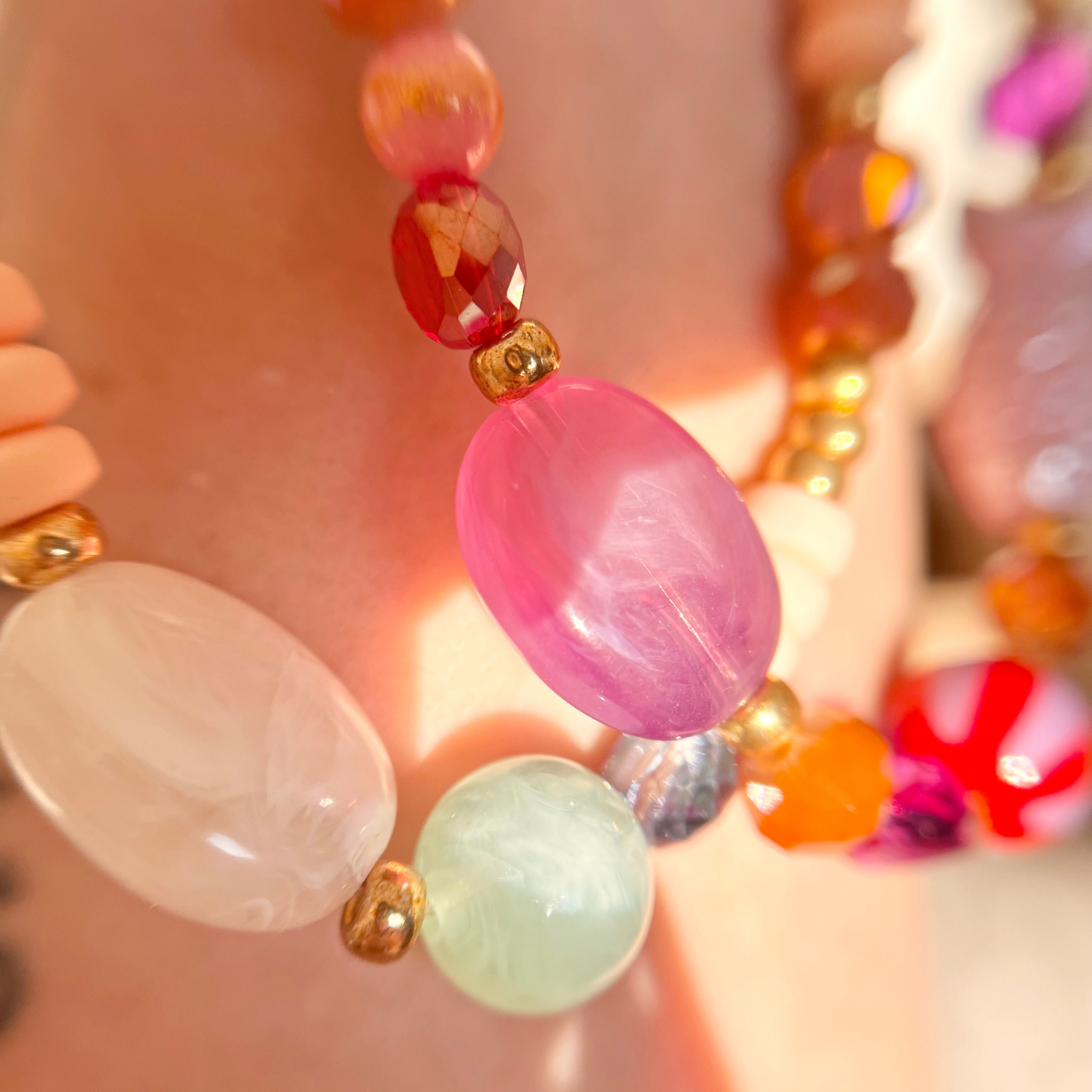 Bunte handgemachte Handykette mit Acrylperlen, Glasperlen und Natursteinperlen sowie goldenen Miyuki-Perlen – sommerliches Phone Strap mit dekorativen Perlenelementen.