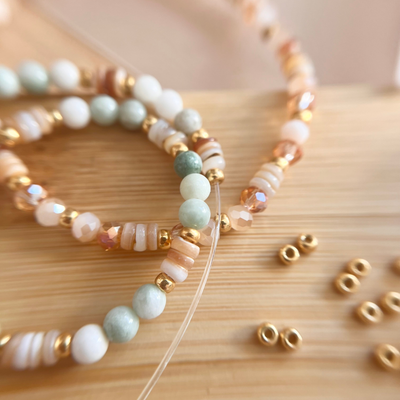 Selbstgemachte Perlenarmbänder aus dem DIY Set MELLOW mit Natursteinperlen, Muschelperlen und Glasperlen