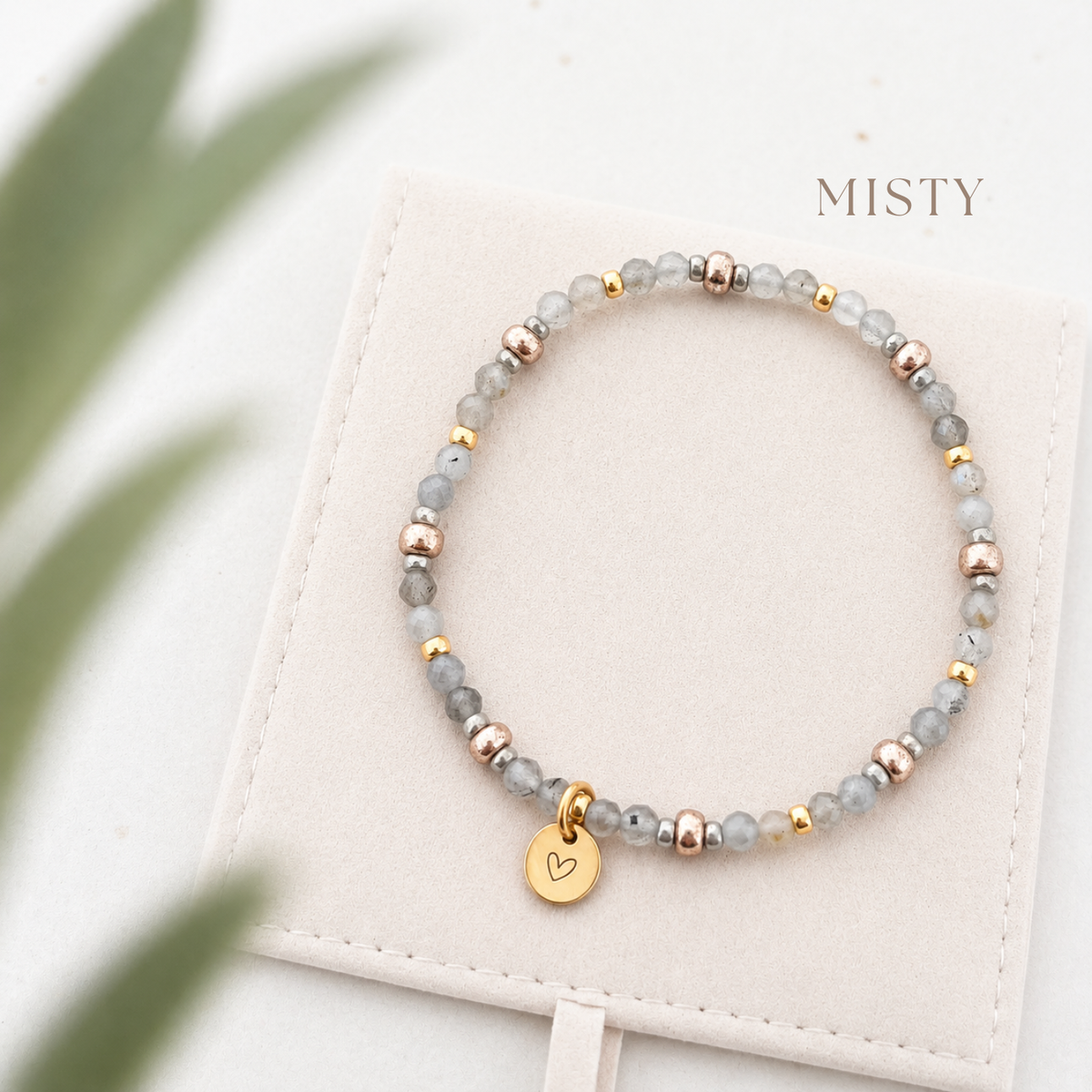 DIY Armband MISTY mit grauen Natursteinperlen, gold- und roséfarbenen Details und Gravuranhänger mit Herz