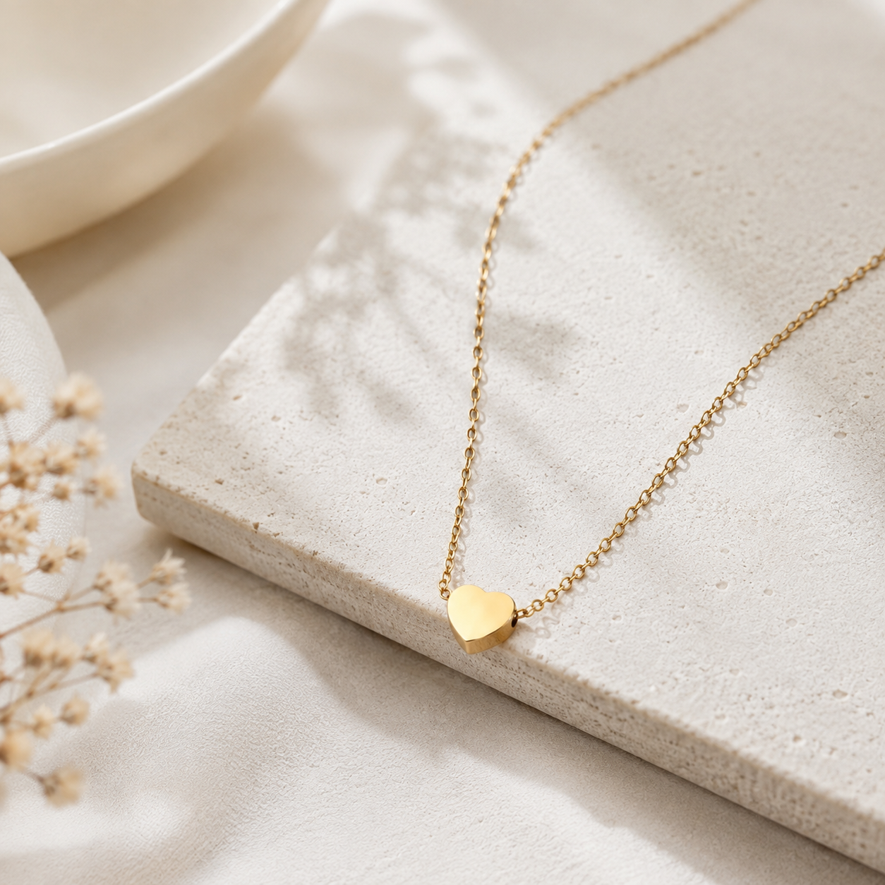 Goldene Herz Halskette aus Edelstahl getragen – filigrane Geschenkidee für Frauen in Gold