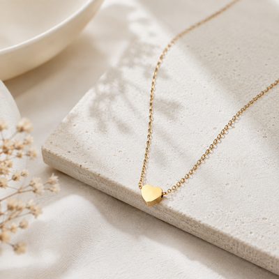 Goldene Herz Halskette aus Edelstahl getragen – filigrane Geschenkidee für Frauen in Gold