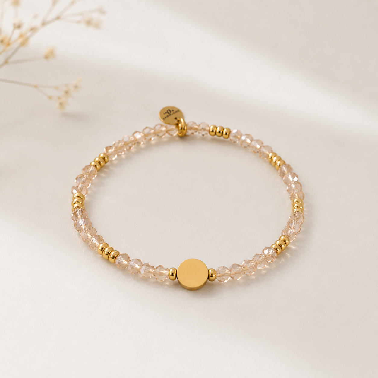 Handgefertigtes Perlenarmband mit geschliffenen Glasperlen und runder Edelstahlperle in Gold – elegantes Armband für Damen